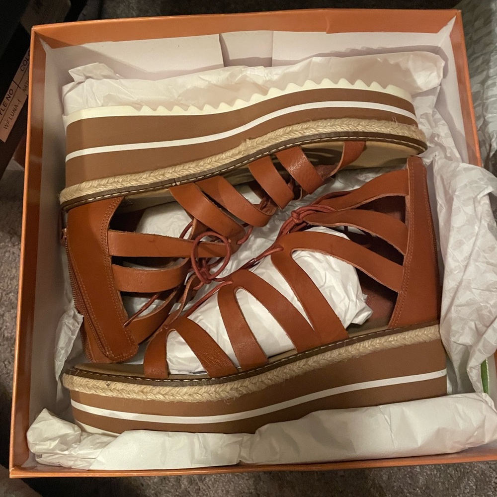 Gianni Bini candles style: Whirrl-windd color: Sedona sands